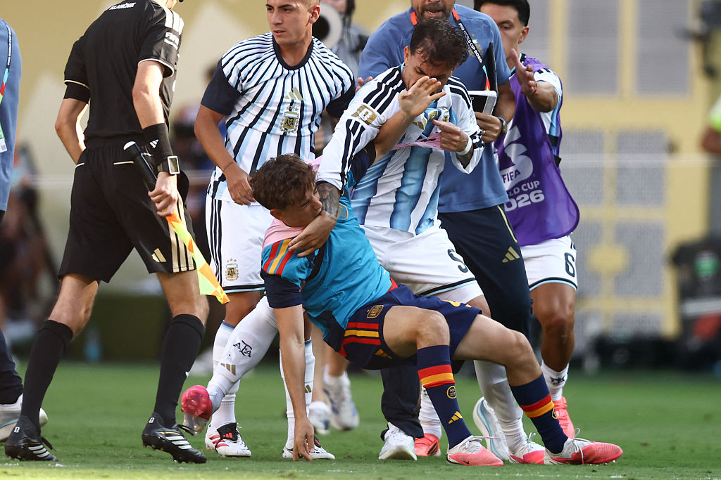 Argentina's midfielder #05 Leandro Paredes (top) clashed with Spain's midfielder #09 Gavi during the 2026 World Cup football tournament final match between Spain and Argentina at the New York/New Jersey Stadium in East Rutherford on July 19, 2026. (Photo by CHARLY TRIBALLEAU / AFP)
